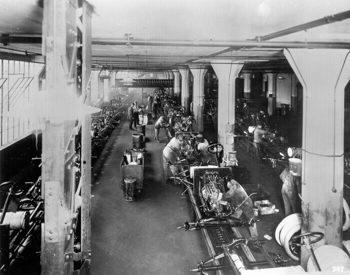 Установка приборных досок на заводе в Хайленд-Парке, 1915