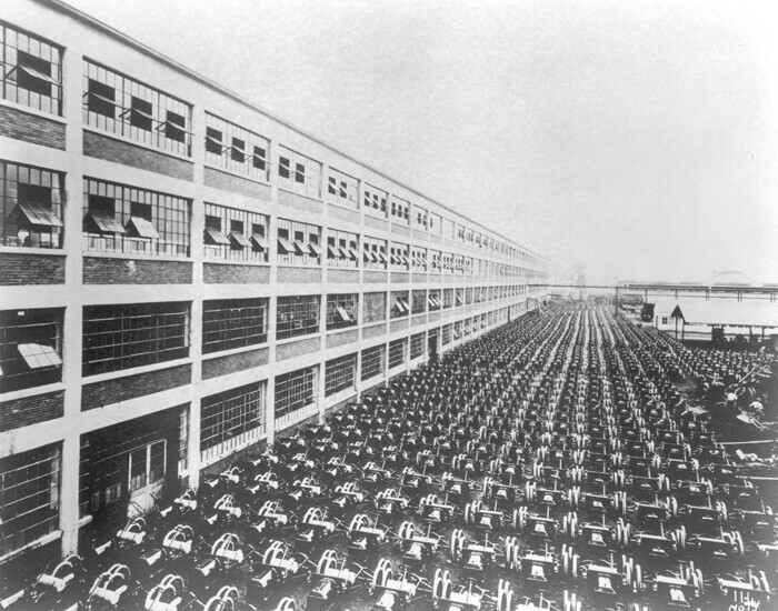 1000 шасси от Ford Model T на стоянке завода в Хайленд-Парке. Столько шасси производится за девятичасовую смену, 1913