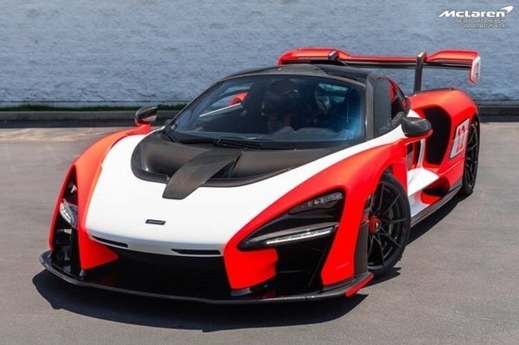 Mclaren Senna 2019 года в классической ливрее болидов времен Айртона