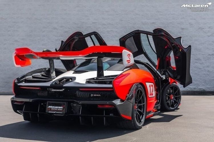 Mclaren Senna 2019 года в классической ливрее болидов времен Айртона