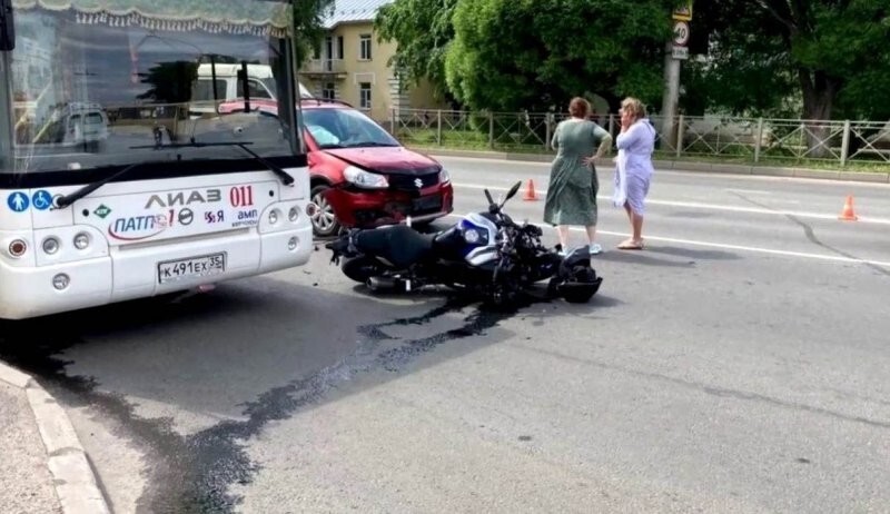 Мотоциклист упал с байка и оказался под бампером встречного автомобиля