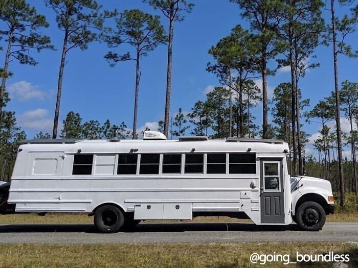 Пара превратила старенький школьный автобус в дом своей мечты