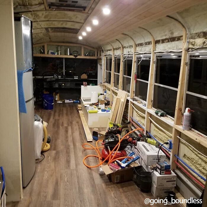 Пара превратила старенький школьный автобус в дом своей мечты