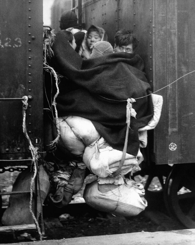 Беженцы на поезде бегут из Северной Кореи на юг от наступающего светлого коммунистического будущего, 1950 год