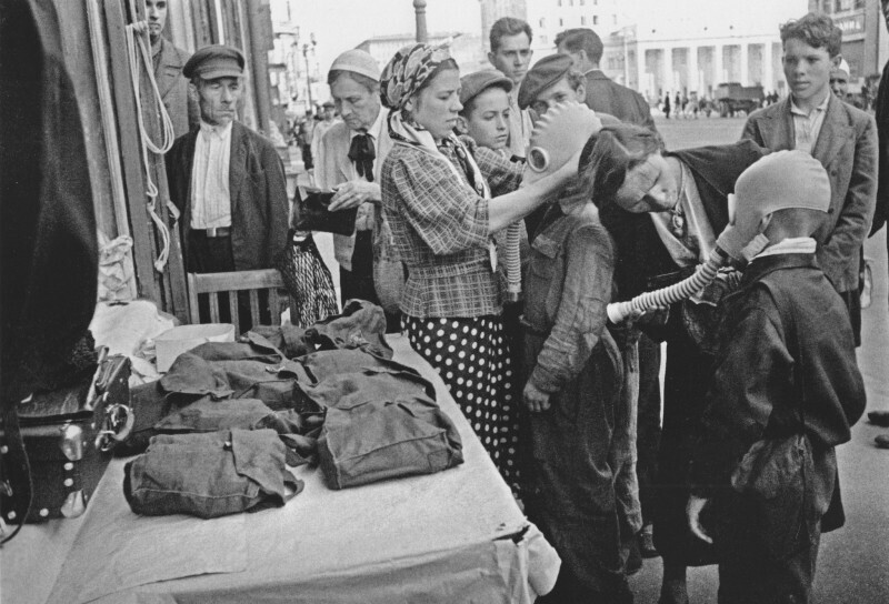 Раздача противогазов на площади Маяковского в Москве. Фото Аркадия Шайхета, 1941.