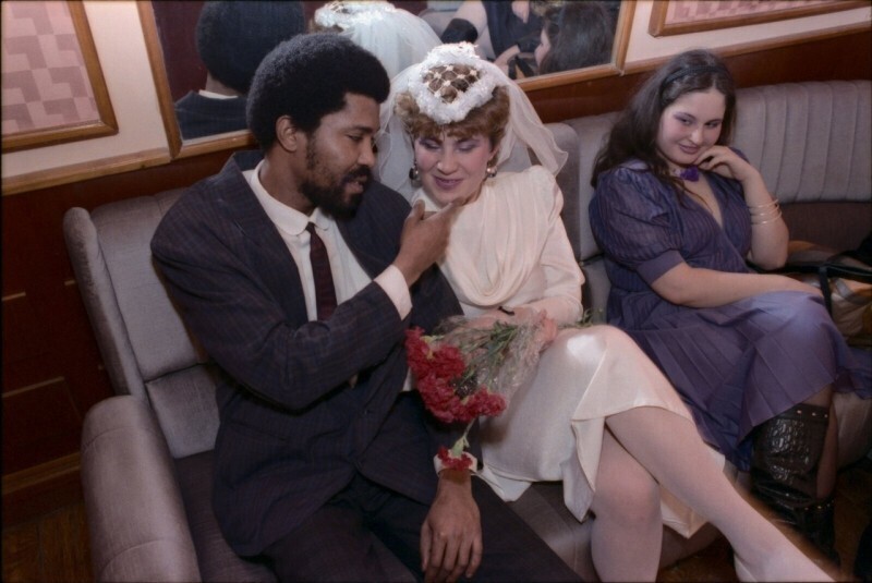 Жених и невеста ждут регистрации брака. Москва. СССР. 1986 г. Фото Дэвида Тёрнли.