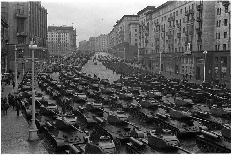 Военная техника на улице Горького перед парадом Победы, 1945 год