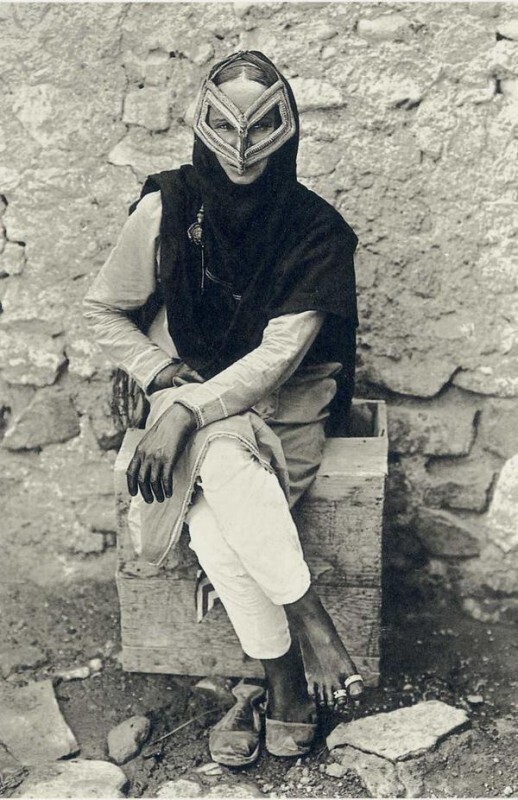 Женщина в «батуле» - традиционное украшение, которое носят бедуинские женщины. Маскат, Оман, ок. 1905