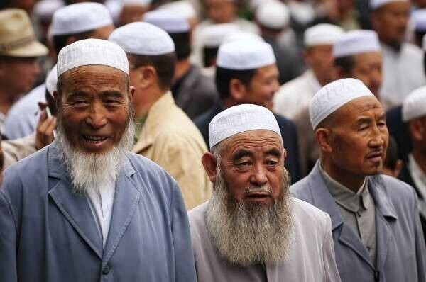 Китайские чиновники заставили мусульман есть свинину