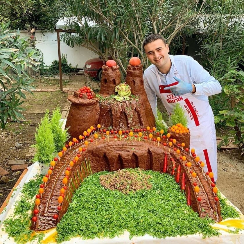 Турок  Бурак Оздемир прославился на весь мир своими гигантскими порциями, шедевральным приготовлением  улыбкой, которая у многих вызывает дрожь