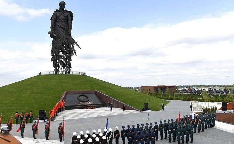 Под Ржевом открыт монумент Советскому солдату в память о Ржевской битве