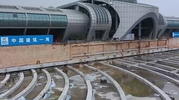 Инженеры с домкратами перенесли пятиэтажный автовокзал на новое место: как это было