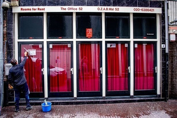 Проститутки Амстердама надевают перчатки и маски