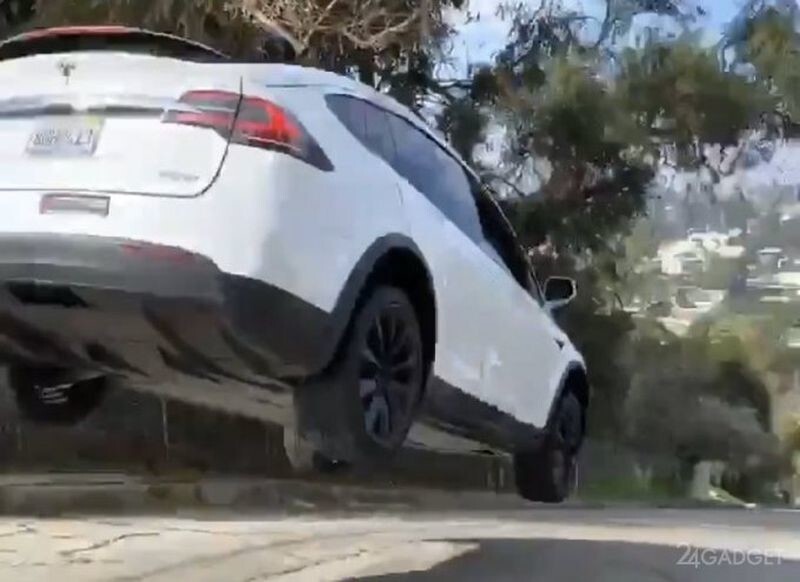 Tesla Roadster в модификации SpaceX разгоняется до 100 км/ч за 1,1 сек (видео)