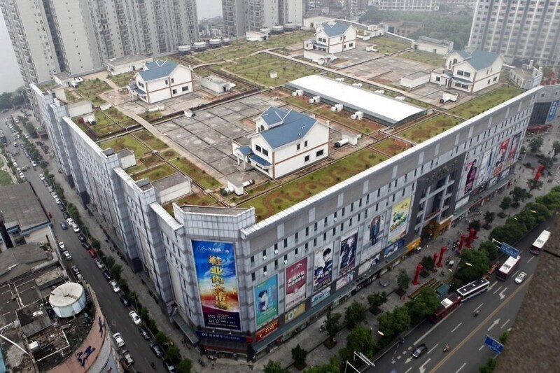 В Китае на крыше торгового центра расположены жилые дома