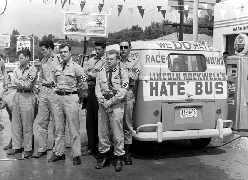 "Автобус ненависти" с членами американской нацистской партии, которые пытаются всячески запугивать непокорных черных (1961 год)