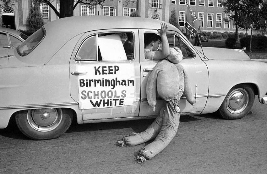 Автомобиль с чучелом негра и надписью "Сохраним школы Бирмингема за белыми гражданами" (1963 год)
