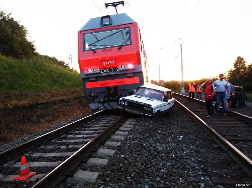 В Кузбассе пьяная компания на Жигулях врезалась в поезд