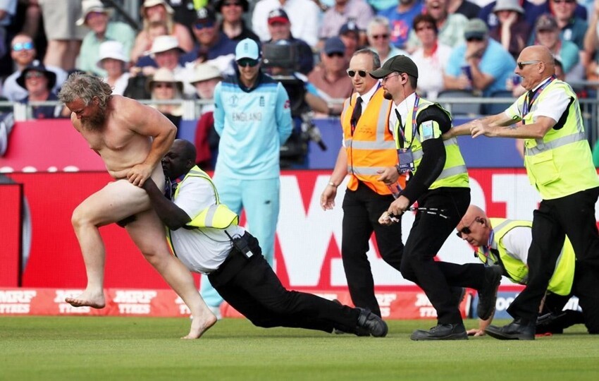 Сотрудники службы безопасности пытаются задержать хулигана во время матча в рамках Кубка мира по крикету. Честер-ле-стрит, Великобритания