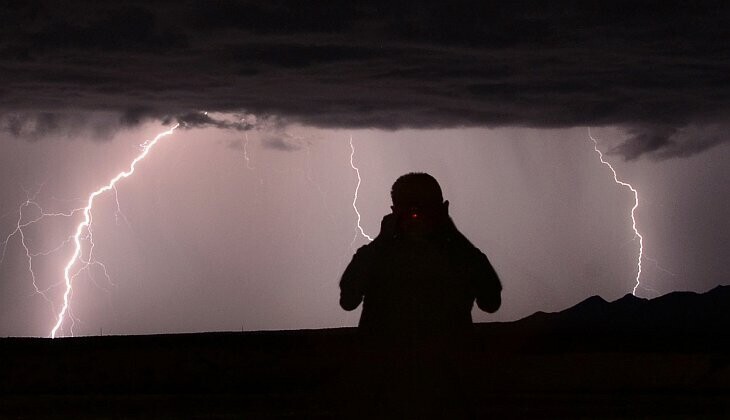 Силуэт фотографа-охотника за бурями Mike Meadows на фоне молний. Лейк-Хавасу-Сити, штат Аризона. (Фото Gene Blevins):