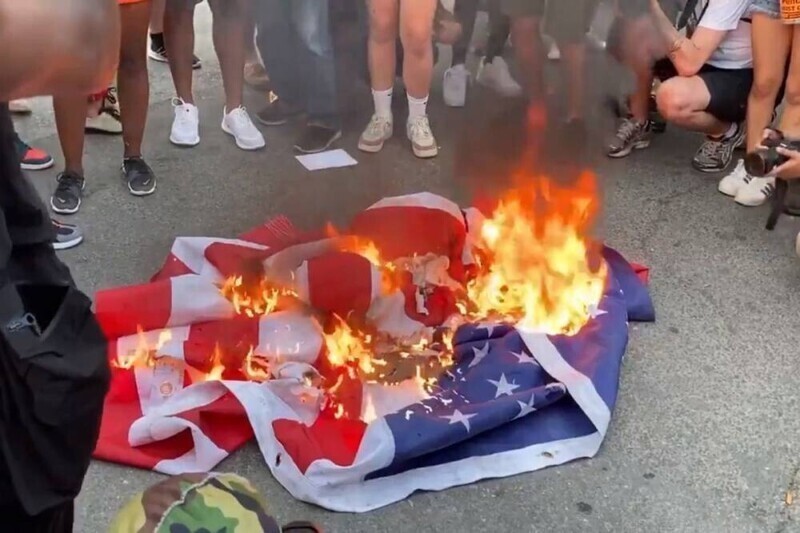 Паленый день независимости: протестующие сожгли американский флаг во время выступления Трампа