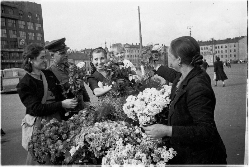 Продажа цветов на Пушкинской площади в Москве. 1941