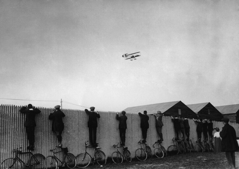 Зеваки у взлетного поля аэродрома. Лондон. Великобритания. 1911 год.