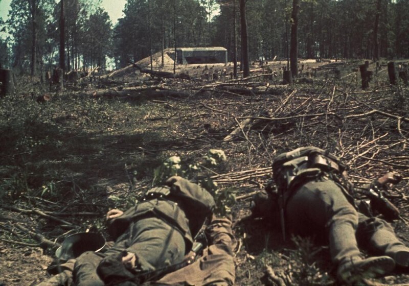 Тела немецкого пехотинца и медика,которые были убиты в ходе атаки на одни из советских ДОТов на "Линии Сталина". БССР, 8 июля 1941 года