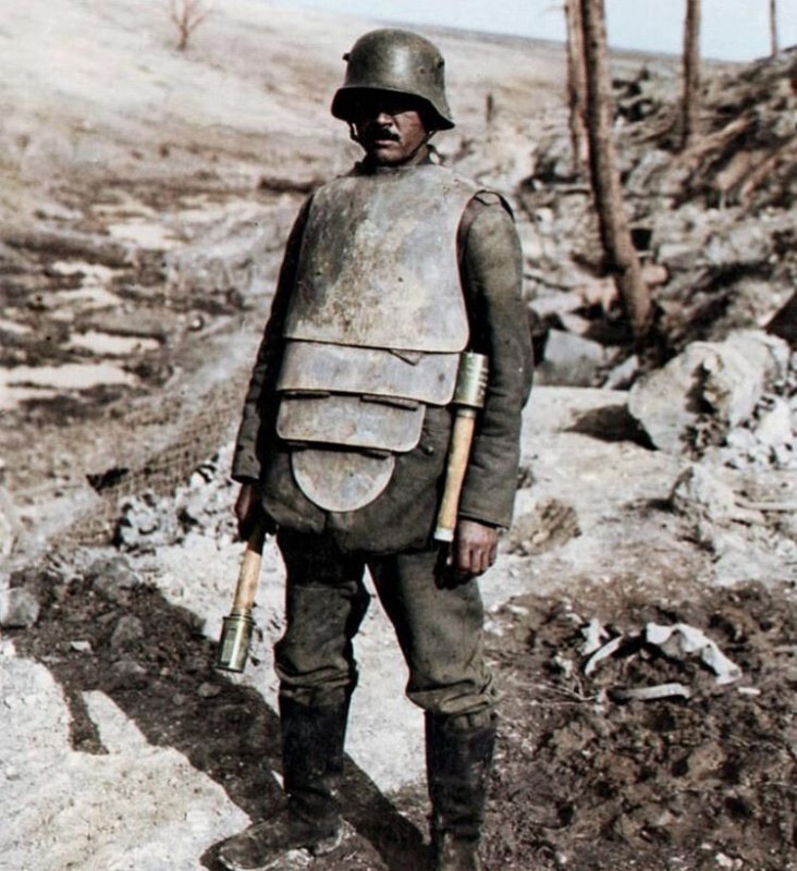 Немецкий солдат в бронежилете и с гранатами. 1918 год