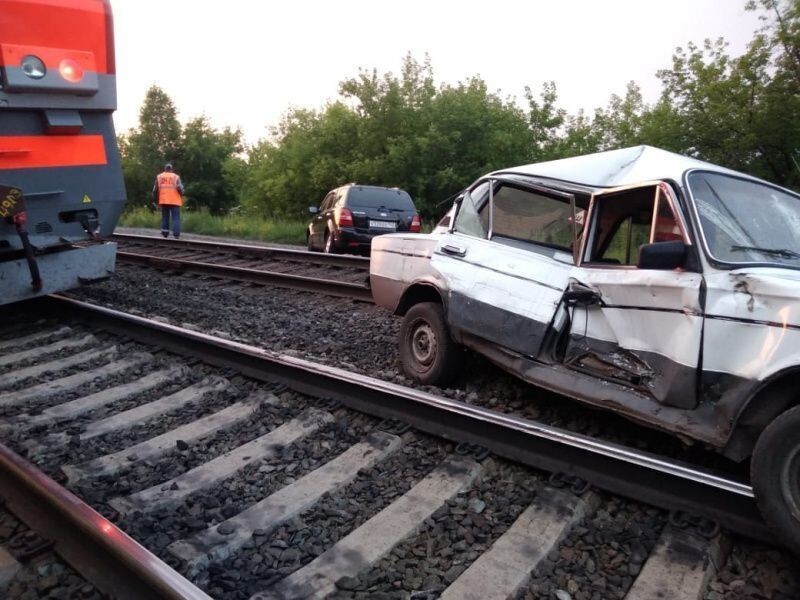 В Кемеровской области грузовой поезд врезался в автомобиль, которым управляла нетрезвая девушка