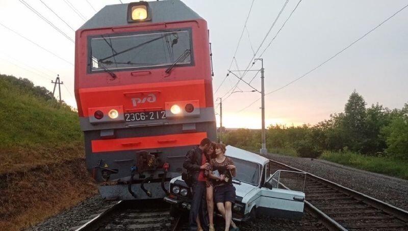 В Кемеровской области грузовой поезд врезался в автомобиль, которым управляла нетрезвая девушка