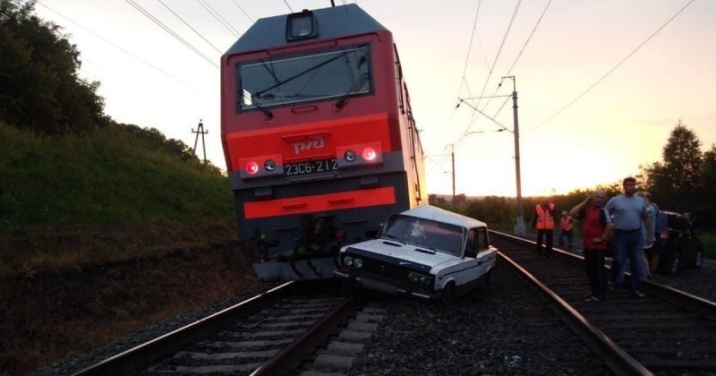 В Кемеровской области грузовой поезд врезался в автомобиль, которым управляла нетрезвая девушка