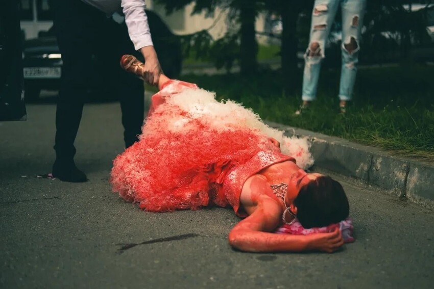 В Казани феминистки устроили «кровавую свадьбу» 