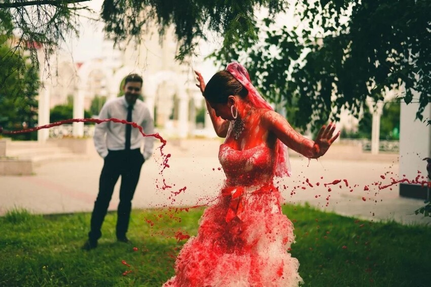 В Казани феминистки устроили «кровавую свадьбу» 