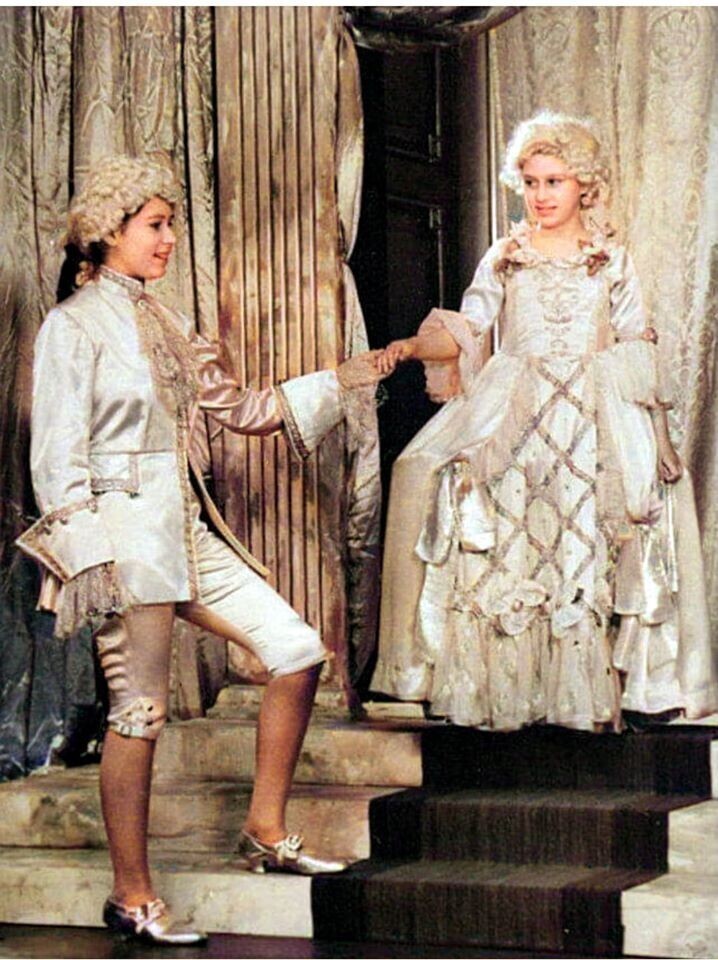 Принцесса Маргарет играет роль Золушки и принцесса Елизавета в роли Прекрасного принца в пантомиме в Виндзорском замке.  1941 год.