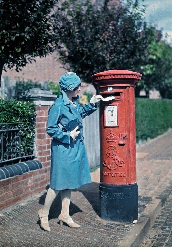 Молодая женщина отправляет письмо в Оксфорде.  Фотограф Клифтон Р. Адамс (Clifton R.Adams). 1928. Автохром