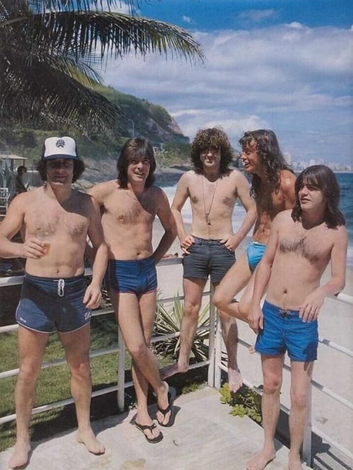 AC/DC принимают солнечные ванны на пляже Ипанема в Рио-де-Жанейро. 1985 год.