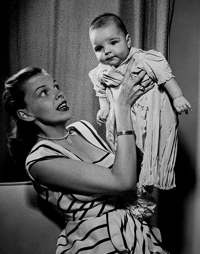 Лайза Миннелли на руках у своей матери, прекрасной Джуди Гарленд. 1946 год.