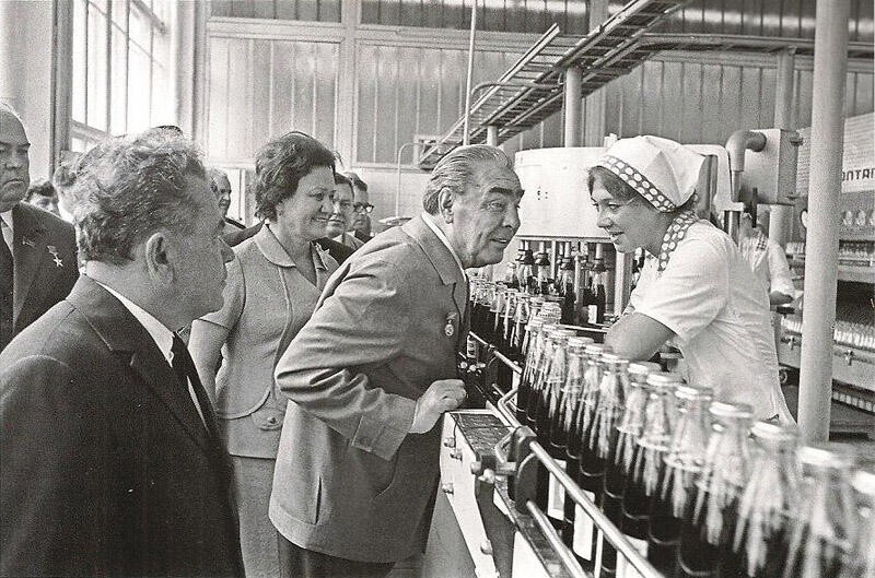 10. Л.И. Брежнев на предприятии «Пепси-кола», Новороссийск, 1974‌. Фотограф — В. Мусаэльян.