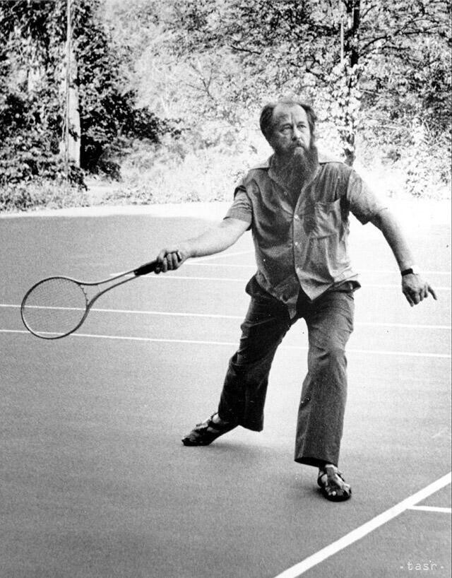 18. Александр Солженицын играет в теннис, Вермонт.