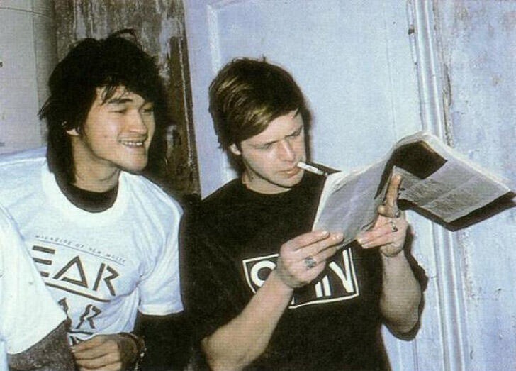 2. Виктор Цой и Борис Гребенщиков читают западный рок-журнал, 1986.