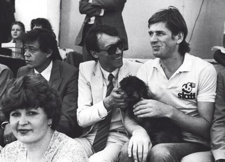 1. Николай Караченцов, Олег Янковский и Александр Абдулов на футбольном матче, 1984 год.