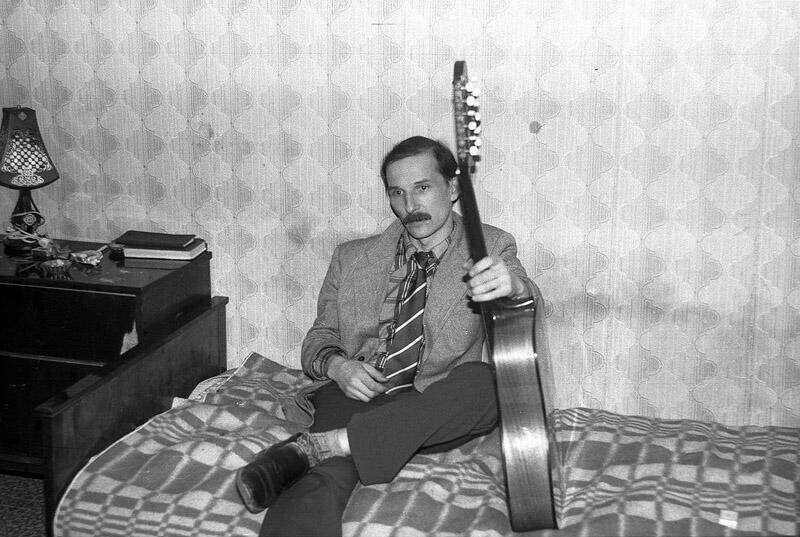 21. Петр Мамонов на квартирнике, Москва, 1985 год. Фотограф — Игорь Мухин.