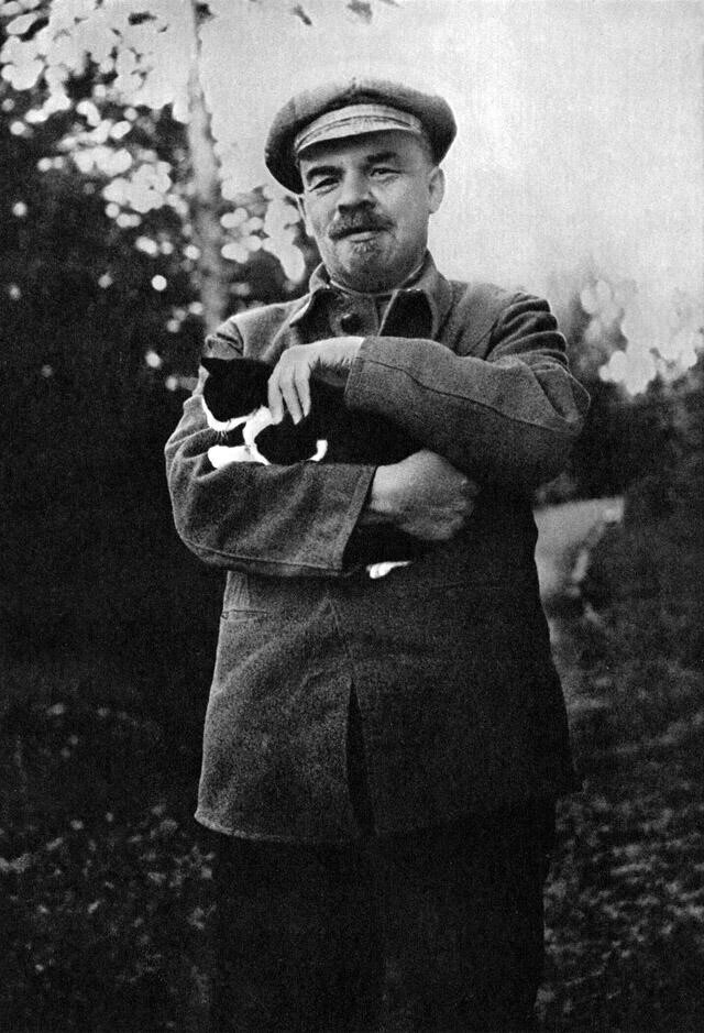 20. В.И. Ленин на прогулке в Горках, август-сентябрь 1922 года.