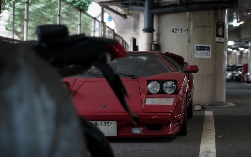 Кто-то забыл юбилейную версию суперкара Lamborghini Countach на парковке в Токио