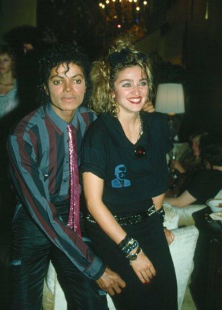 Мадонна на коленях у Майкла Джексона