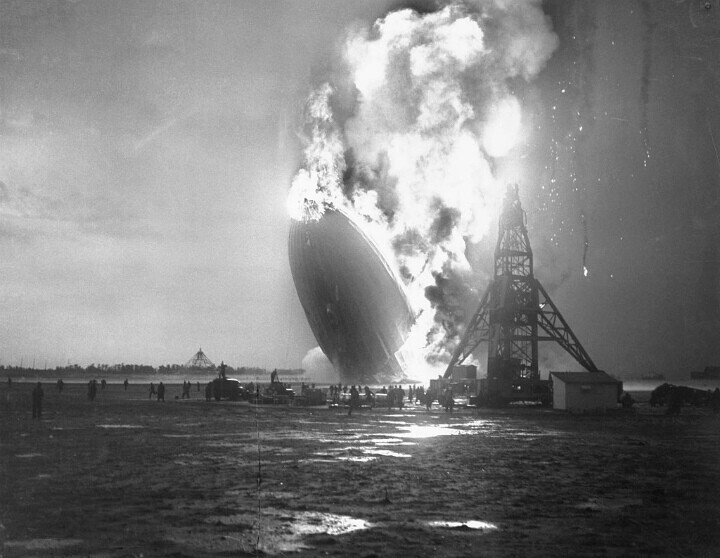 Эта историческая фотография была сделана 6 мая 1937 года и показывает одну из самых известных воздушных катастроф 20-го века. 