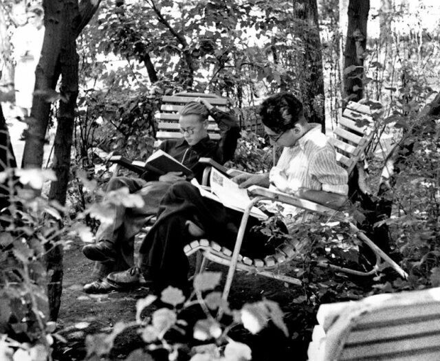 Чтение в Центральном парке культуры и отдыха имени Горького, Москва, 1954 год