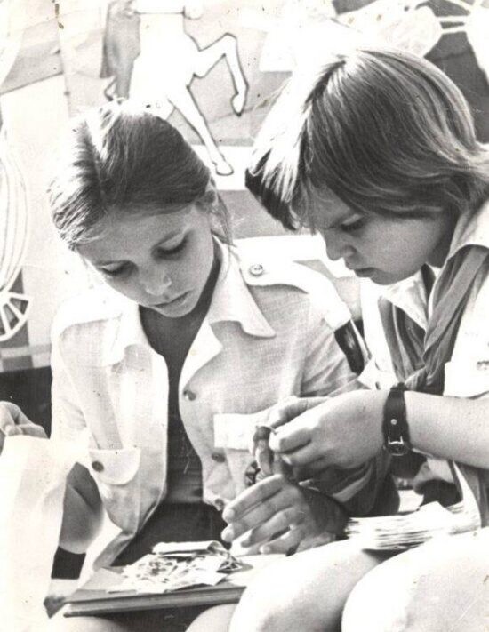 Обмен вкладышами от жевательной резинки в одном из лагерей Артека, СССР, 1977 год