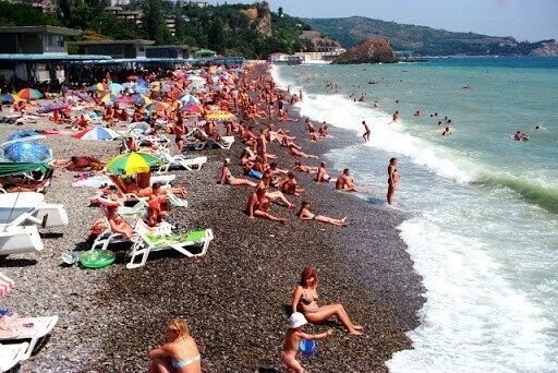 Жителей черноморского курорта возмутили отдыхающие в купальниках